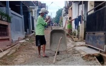 Pekon Podosari Melaksanakan Swadaya Bangun Jalan Rabat Beton Di Dusun Tiga