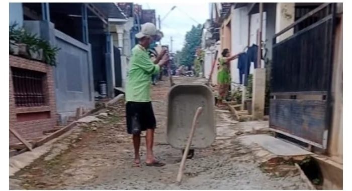 Pekon Podosari Melaksanakan Swadaya Bangun Jalan Rabat Beton Di Dusun Tiga