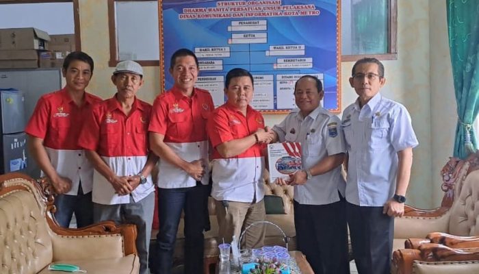 Temui Kadiskominfo, PWRI Metro Serahkan Buku Hasil Giat Study Banding ke Tasikmalaya Jawa Barat