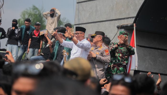 Unjuk Rasa di Lampung Berlangsung Kondusif, Gubernur Rahmat Mirzani Duduk Bersama Mahasiswa