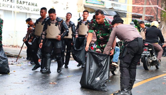 Dandim 0410/KBL Turun Langsung Bersih-bersih Pasca Aksi Demo Mahasiswa
