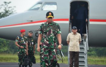 MENHAN RI DAN PANGLIMA TNI TIBA DI KAB. WAY KANAN – DANIDIM 0427/WAY KANAN LAKSANAKAN PENYAMBUTAN DI LANUDAD GATOT SOEBROTO WAY TUBA