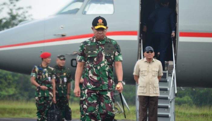 MENHAN RI DAN PANGLIMA TNI TIBA DI KAB. WAY KANAN – DANIDIM 0427/WAY KANAN LAKSANAKAN PENYAMBUTAN DI LANUDAD GATOT SOEBROTO WAY TUBA
