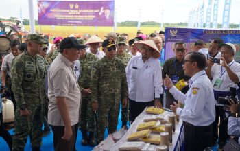 Pangdam XXI/Radin Intan Hadiri Panen Raya Kedelai Bersama Menteri Pertahanan RI