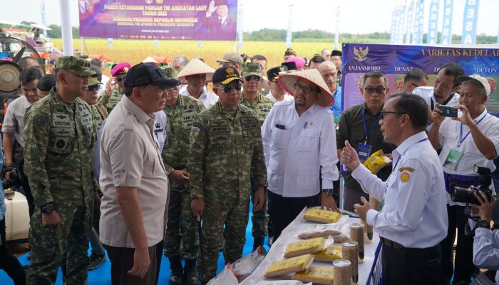 Pangdam XXI/Radin Intan Hadiri Panen Raya Kedelai Bersama Menteri Pertahanan RI