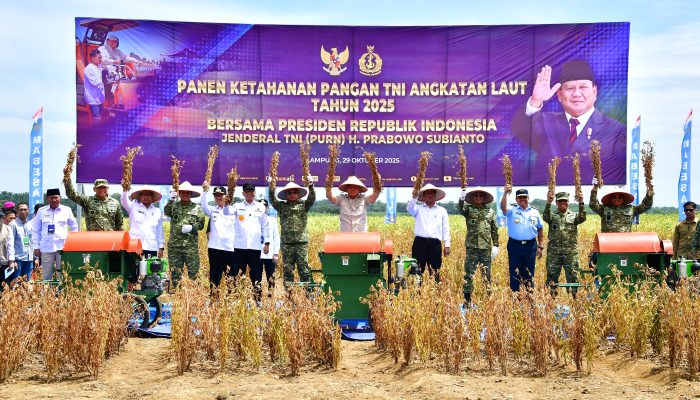 Danrem 043/Gatam Sambut Menhan RI dan Panglima TNI pada Panen Raya Kedelai TNI AL di Lampung Utara