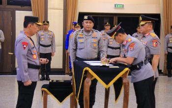 Kapolri Pimpin Sertijab, Kapolda Lampung Irjen Pol Helmy Santika Serahkan Tongkat Komando Kepada Irjen Pol Helfi Assegaf