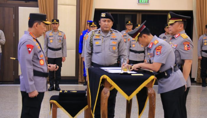 Kapolri Pimpin Sertijab, Kapolda Lampung Irjen Pol Helmy Santika Serahkan Tongkat Komando Kepada Irjen Pol Helfi Assegaf