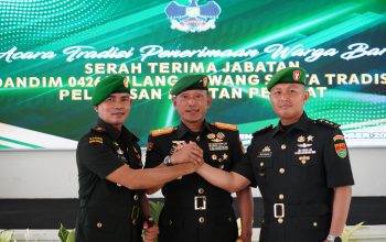 Wariskan Semangat Pengabdian, Danrem 043/Gatam Pimpin Tradisi Warga Baru dan Pejabat Lama Kodim 0426