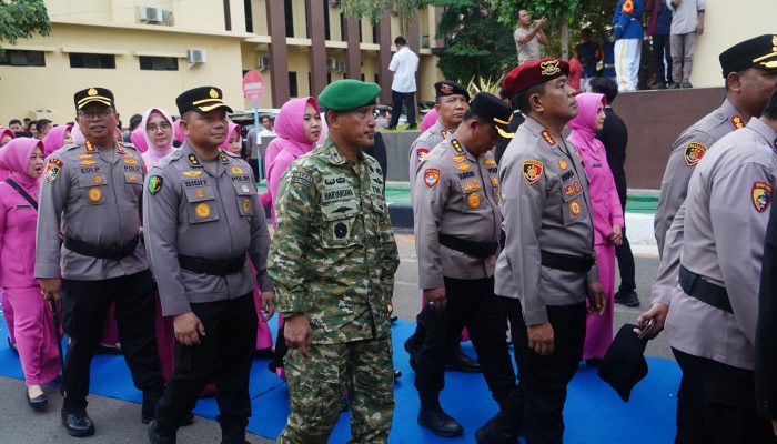 Danrem 043/Gatam Hadiri Upacara Serah Terima Pataka dan Farewell & Welcome Parade Kapolda Lampung
