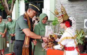 Pangdam XXI/Radin Inten Sampaikan Arahan Kepada Prajurit, PNS, dan Persit Korem 043/Gatam Serta Kodim 0410/KBL Untuk Ikuti Perkembangan Media Sosial