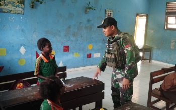 Satgas Pamtas Statis Yonif 143/TWEJ Adakan Kegiatan Belajar Mengajar Untuk Anak-Anak Papua