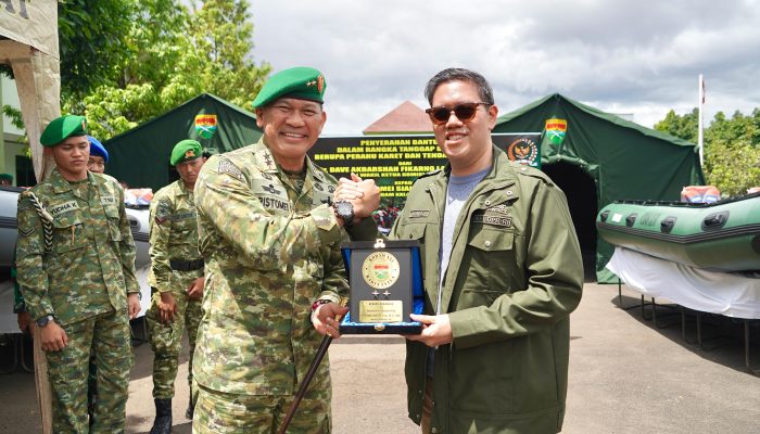 Pangdam XXI/Radin Inten Terima Bantuan Perahu Karet dan Tenda Serbaguna dari Komisi I DPR RI