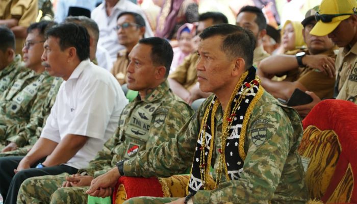 Wujudkan Mimpi Anak Sekolah, Danrem 043/Gatam Hadiri Peresmian Jembatan Gantung Garuda di Kelumbayan