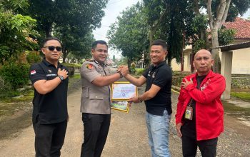 Jelang Mutasi Tugas, Kasat Reskrim Polres Lampura Terima Plakat Apresiasi Dari PWRI