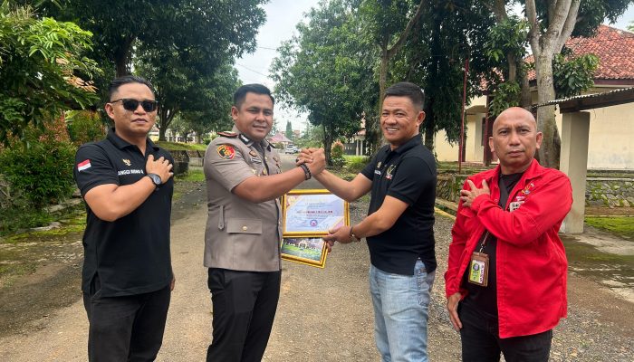 Jelang Mutasi Tugas, Kasat Reskrim Polres Lampura Terima Plakat Apresiasi Dari PWRI