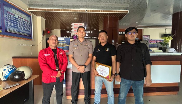 PWRI Lampung Utara Berikan Plakat Apresiasi kepada AKP Joni Charter