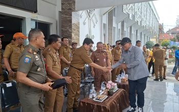 Gandeng Kemensos, Aprozi Alam Serahkan Bantuan Logistik Bagi Korban Banjir Lampung Utara