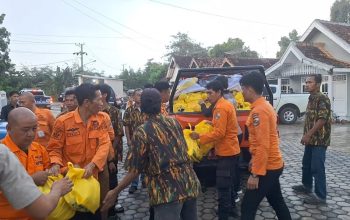 Ditengah Hujan Deras, Aprozi Alam Salurkan Bantuan Ribuan Paket Sembako Bagi Korban Banjir Lampung Utara
