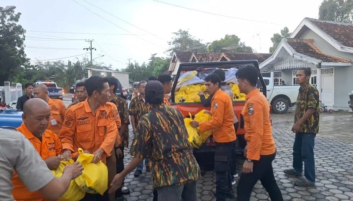 Ditengah Hujan Deras, Aprozi Alam Salurkan Bantuan Ribuan Paket Sembako Bagi Korban Banjir Lampung Utara