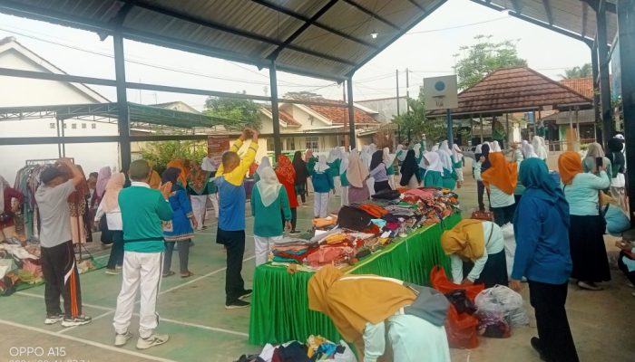 Sambil Belanja, Warga Metro Timur Berbondong Daftar Koperasi Merah Putih