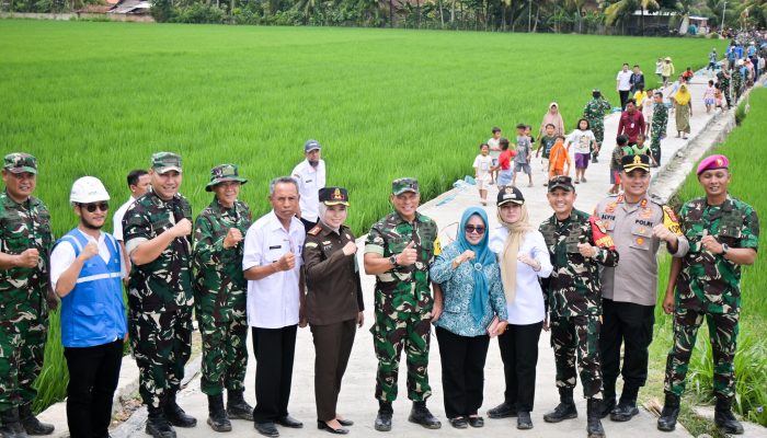 Bupati Pesawaran Dampingi Waaster Panglima TNI Tinjau Progres TMMD Ke-127 di Desa Tanjung Rejo