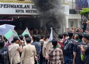 Ratusan Mahasiswa Kepung DPRD Metro, Bakar Ban dan Desak Wali Kota Hadir Klarifikasi 13 Tuntutan