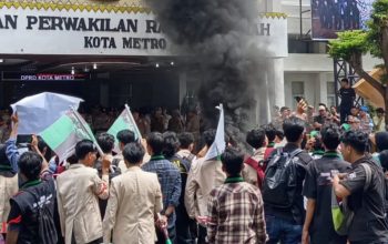 Ratusan Mahasiswa Kepung DPRD Metro, Bakar Ban dan Desak Wali Kota Hadir Klarifikasi 13 Tuntutan
