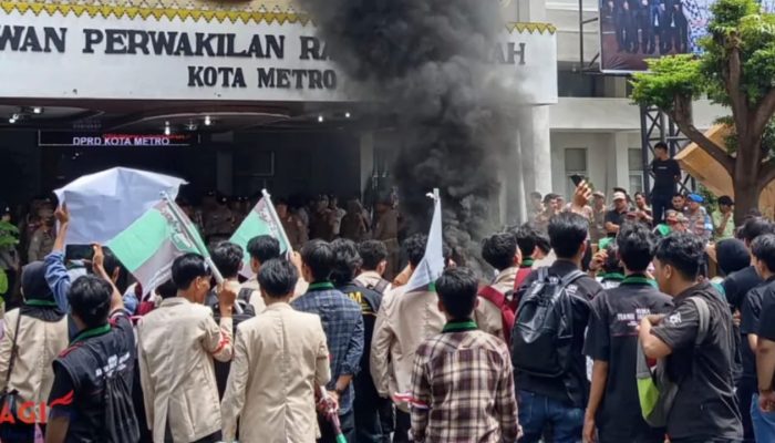 Ratusan Mahasiswa Kepung DPRD Metro, Bakar Ban dan Desak Wali Kota Hadir Klarifikasi 13 Tuntutan