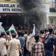Ratusan Mahasiswa Kepung DPRD Metro, Bakar Ban dan Desak Wali Kota Hadir Klarifikasi 13 Tuntutan