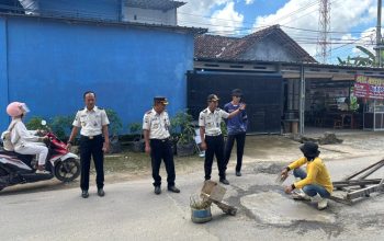 Bermanfaat untuk masyarakat, Petugas dan Warga Binaan Lapas Narkotika Bandar Lampung Perbaiki Jalan Berlubang