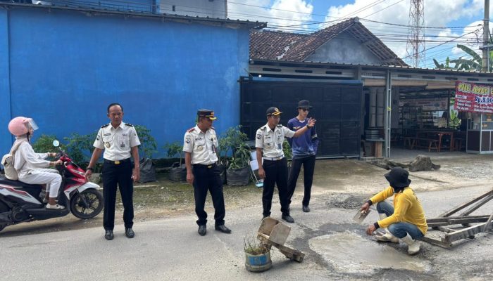 Bermanfaat untuk masyarakat, Petugas dan Warga Binaan Lapas Narkotika Bandar Lampung Perbaiki Jalan Berlubang