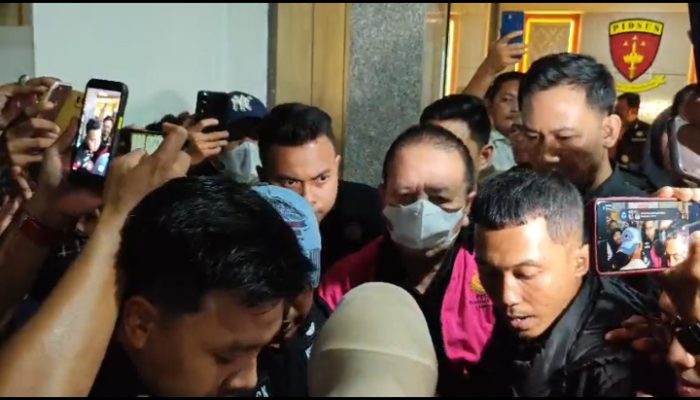 11 Jam Diperiksa, Arinal Djunaidi Keluar Pidsus Kejati Pakai Rompi Pink & Borgol: Tersangka Dugaan Korupsi Rp268,7 M